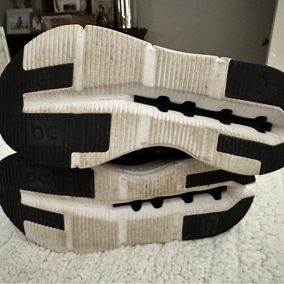 On Running Women's Cloudnova (Style 26.99113) Black/White - Picture 7 of 10